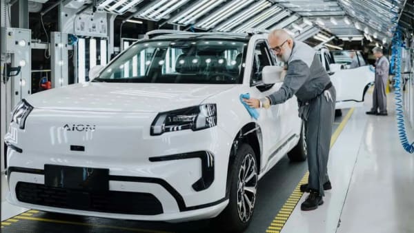 Trump abre la puerta a los coches eléctricos chinos si se fabrican en EE.UU.