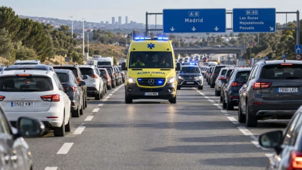 Carril de emergencia en atascos, obligatorio en España desde 2026