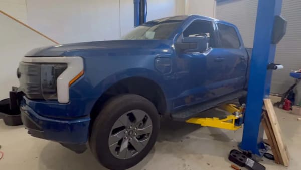 Ford F-150 Lightning, cómo es cambiar su batería frente a un motor