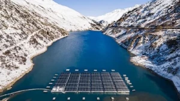 Suiza, planta solar flotante en los Alpes capaz de producir 22 GWh