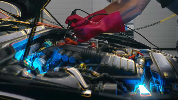 Coche eléctrico, el taller independiente reta al concesionario oficial