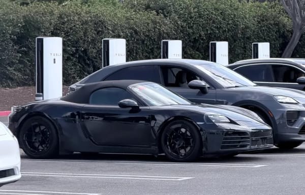 Porsche Boxster eléctrico, cazado recargando en un Tesla Supercharger