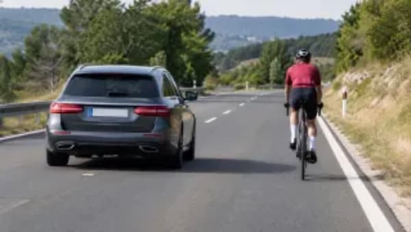 DGT, nuevas normas para adelantar a ciclistas, motos y patinetes