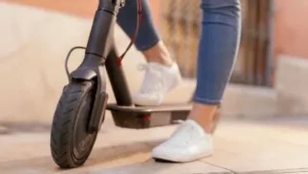 Patinetes eléctricos, las autoescuelas piden a la DGT cursos específicos