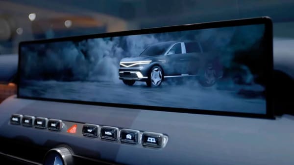 Genesis GV90, su enorme pantalla motorizada crece al aparcar