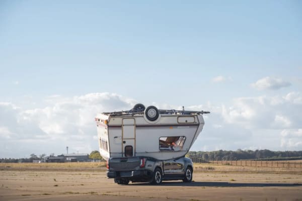 Toyota Hilux eléctrica, arranca tras caerle 760 kg desde 9 metros