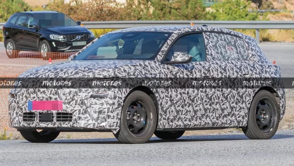 Peugeot E-208 2027, cazado en pruebas el nuevo prototipo eléctrico