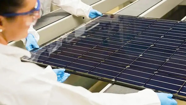 Paneles solares de silicio y perovskita, récord de eficiencia y potencia
