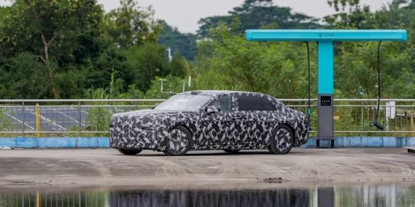 BYD prepara su berlina eléctrica de ultra lujo con puertas suicidas