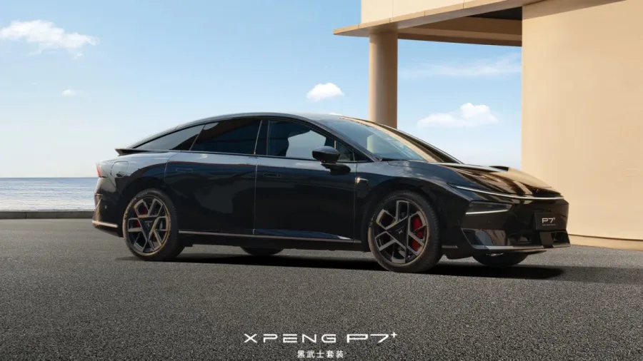 Xpeng lanza el paquete Dark Knight para la berlina P7+, siguiendo la fórmula de diseño de Nio