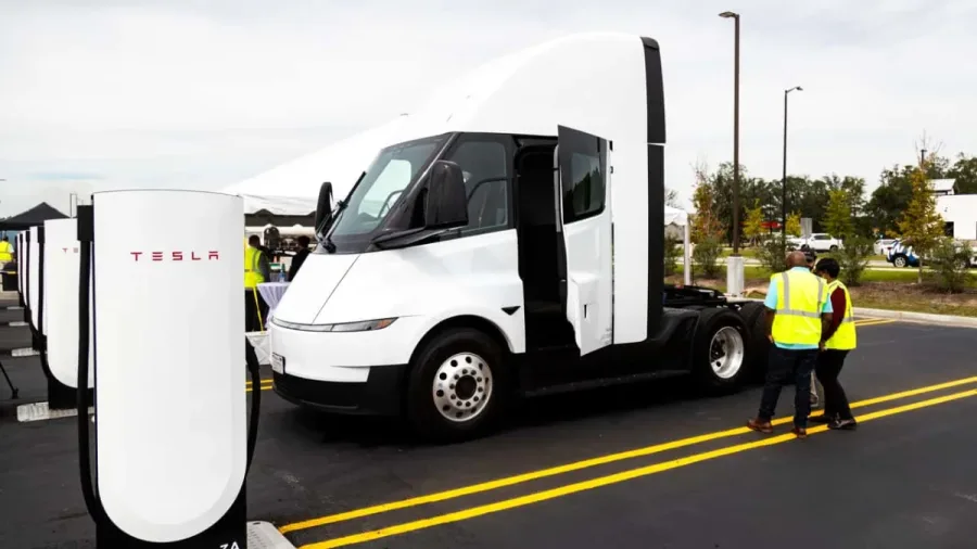 Tesla instala Megachargers para camiones en las paradas habituales de los transportistas