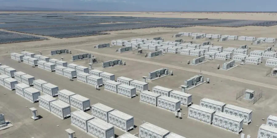 La próxima gran fuente de energía limpia de Tesla se levanta en el desierto de Arizona