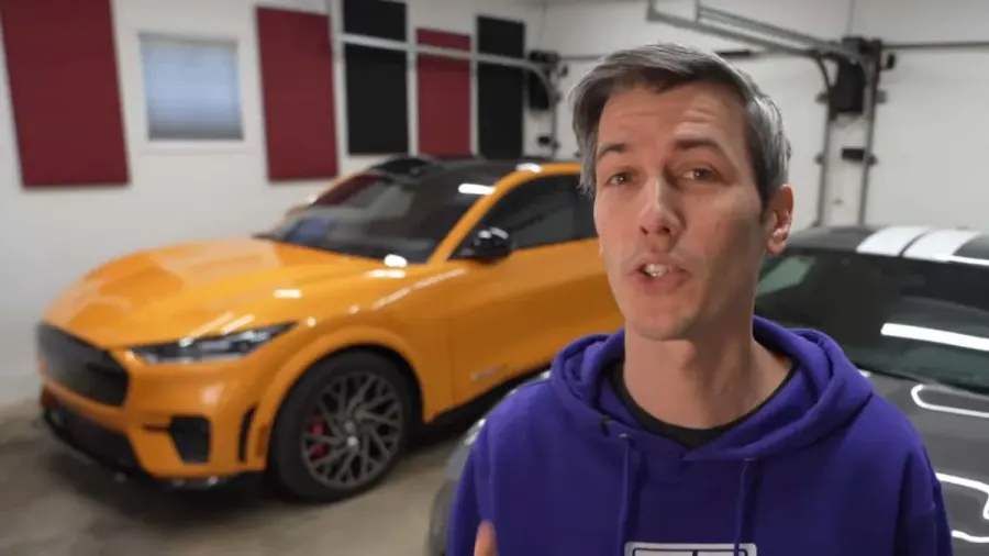 Este 'youtuber' acabó harto de su Lucid Air y de Elon Musk, así que se compró un Mustang Mach-E GT