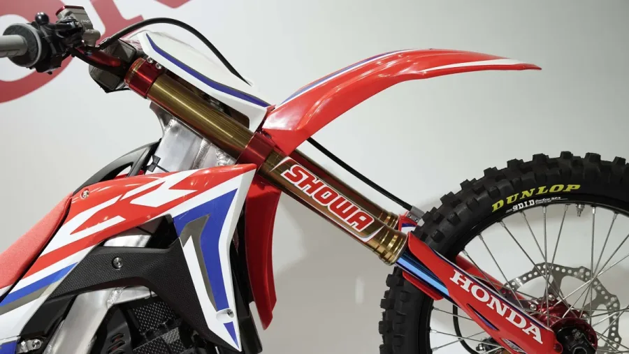 La moto de cross 100% eléctrica de Honda se ha paseado por uno de los mejores espacios mundiales