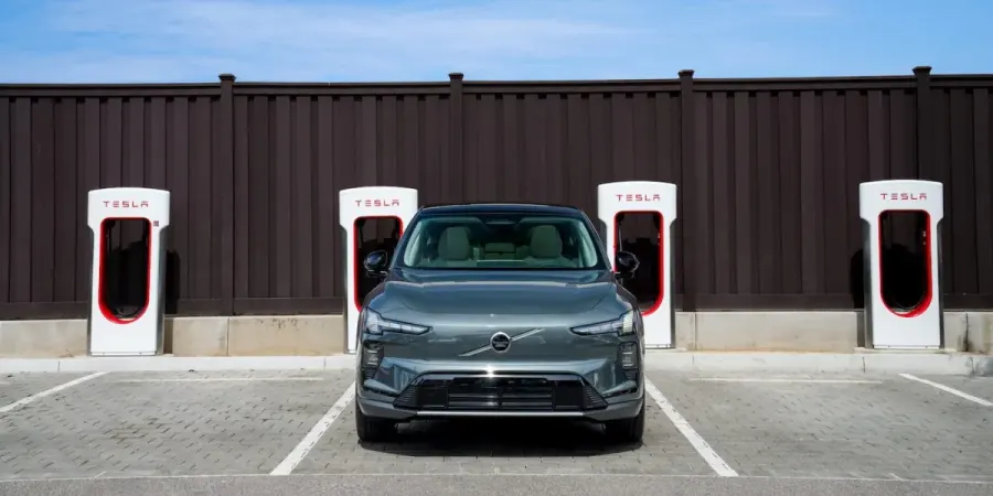 Tesla sigue liderando el crecimiento de la carga rápida en EE. UU., pero ha subido sus precios