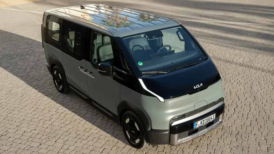 El Volkswagen ID. Buzz de KIA es 17.800 € más barato y tiene mejor maletero: el PV5 entra en modo chollo con 5.900 € de rebaja