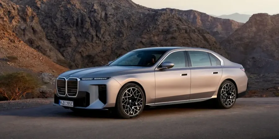 El nuevo buque insignia de BMW, el i7, es un magnífico coche para viajar con chófer