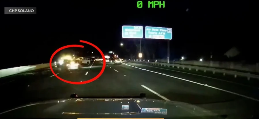 El conductor de un Tesla afirma que estaba dormido con el FSD activo al chocar contra un coche patrulla y herir a dos agentes