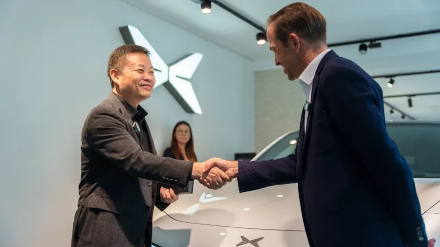 Xpeng inicia las entregas del Mona M03 en Europa, con su CEO entregando el primer coche en Francia