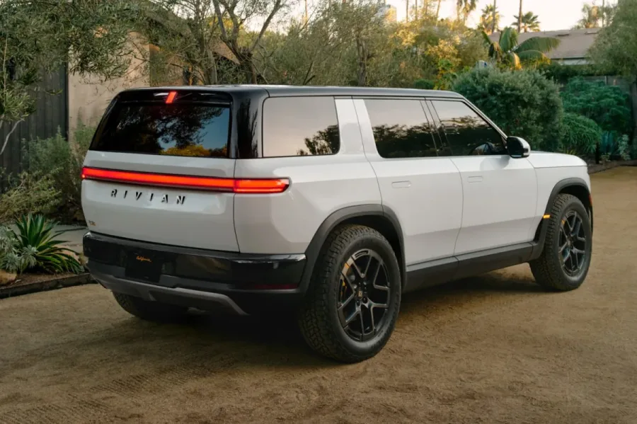 Rivian ya es la segunda marca de eléctricos en EE. UU., subiendo desde el décimo puesto, mientras la gran industria automotriz se automargina