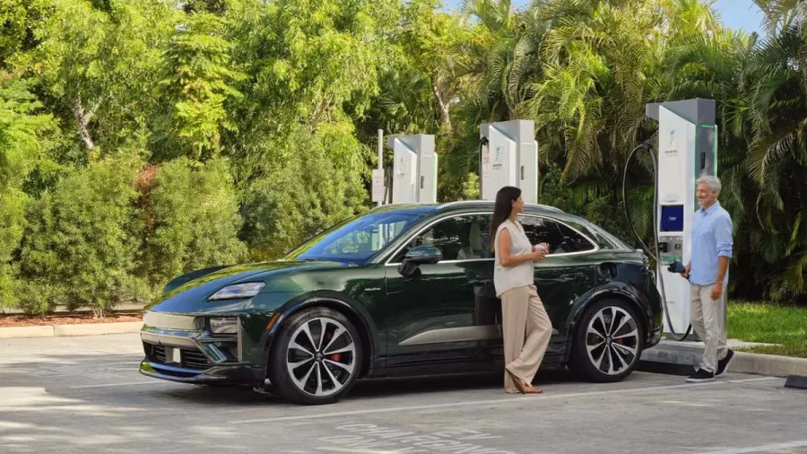A la mayor estación de carga de Electrify America le falta un elemento clave