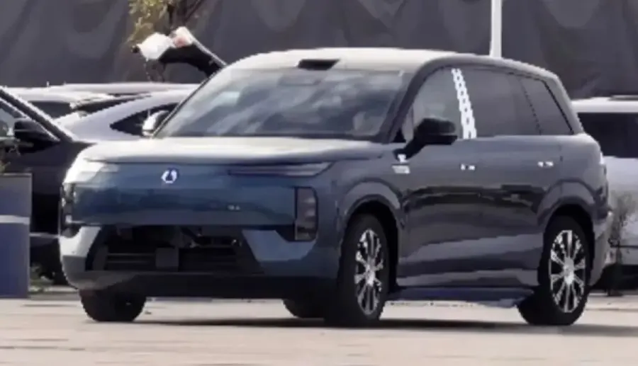 El Denza N8 EV de BYD es cazado en China con tres motores AWD y 1.193 CV antes de su debut en el cuarto trimestre