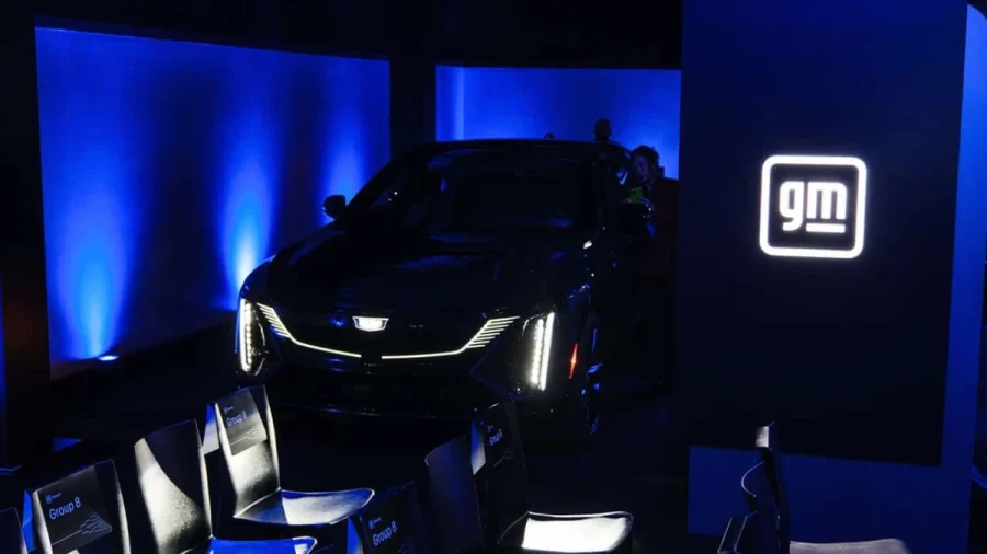 Agnóstico a la propulsión: GM quiere llevar funciones de software tipo Tesla también a sus SUV de gasolina