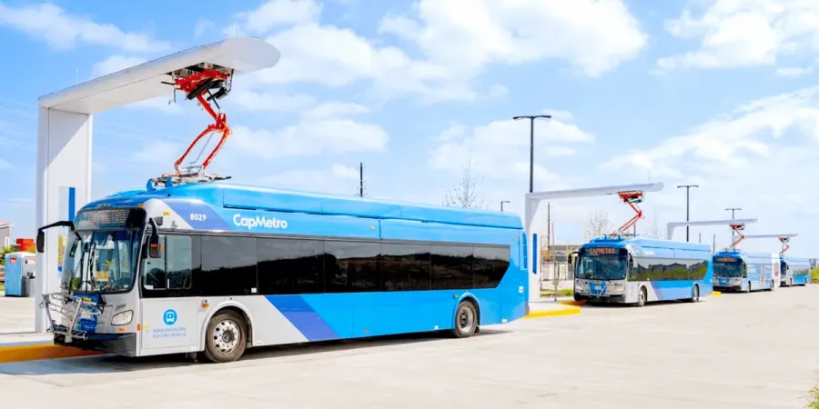 La carga aérea por cable llega a la flota de autobuses eléctricos de Austin