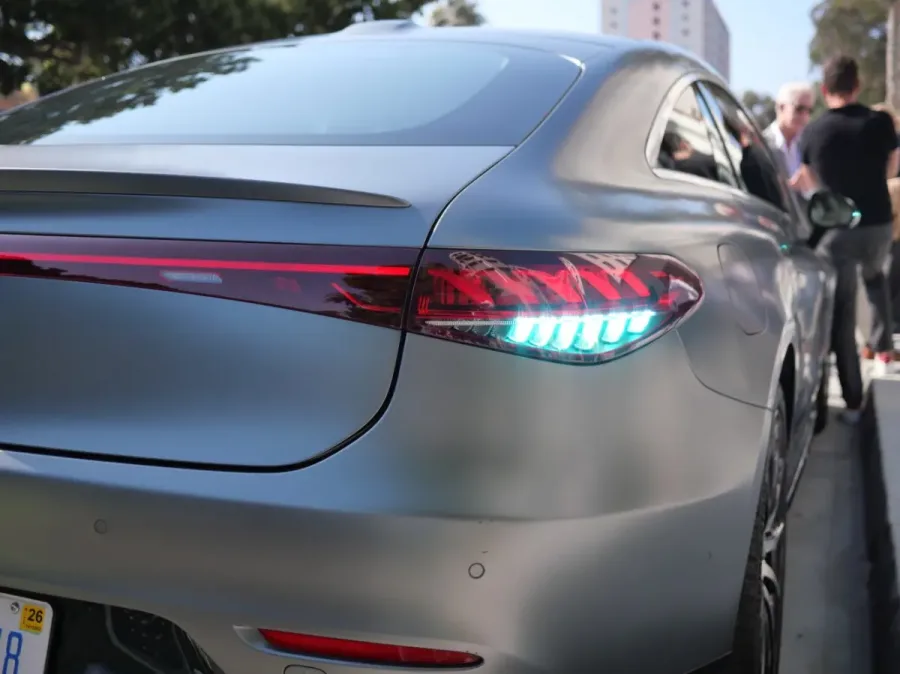La NHTSA propone luces de color cian para los robotaxis, siguiendo el ejemplo de Mercedes y China