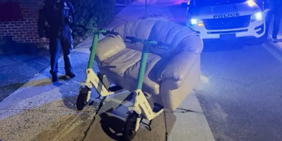 La policía da el alto a dos hombres que circulaban en un sofá eléctrico por la calle