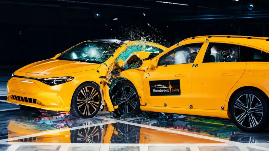 Mercedes estrella dos coches a 56 km/h para demostrar la seguridad de sus eléctricos