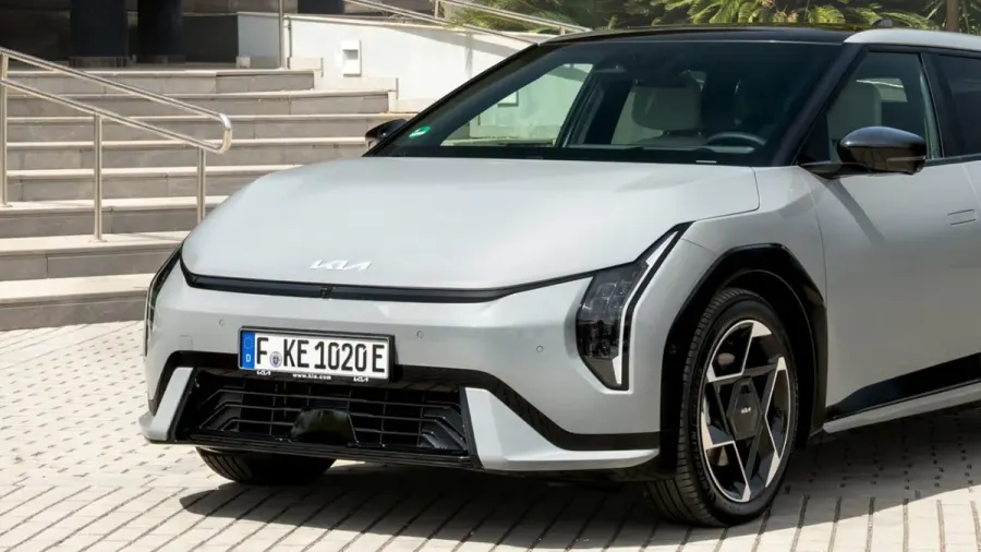 8.600 € más barato y 625 km de autonomía, el KIA EV4 deja fuera de juego al Peugeot E-308 por precio y prestaciones