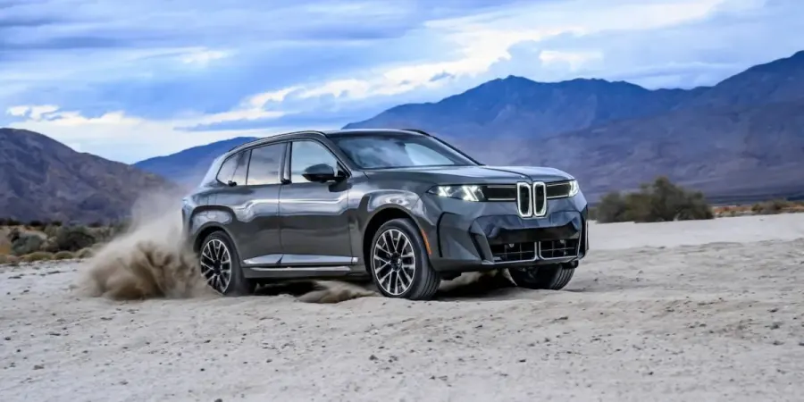 El nuevo BMW iX5 parece una gran evolución junto al antiguo X5 [Imágenes]