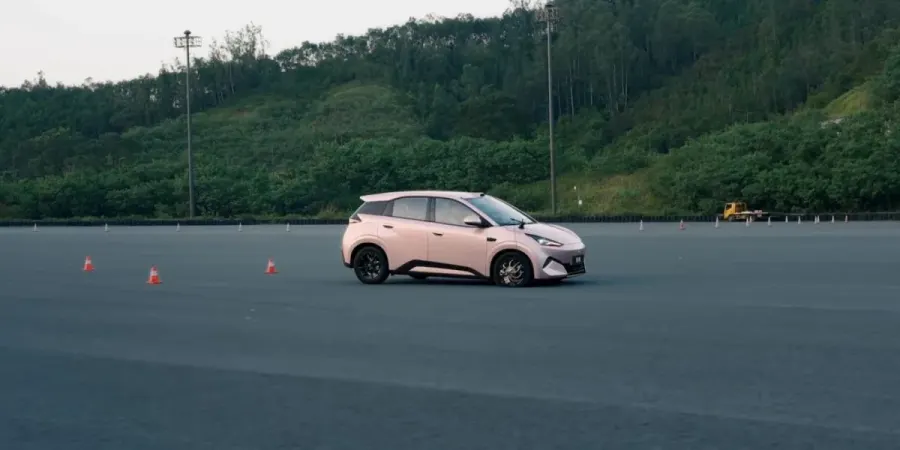 El eléctrico de 10.000 dólares de BYD sufre un reventón a casi 145 km/h: mira qué ocurre