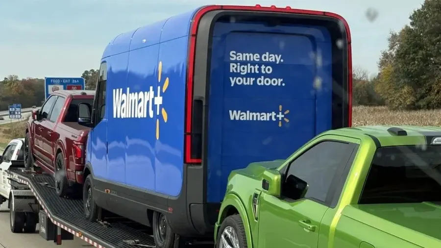 Avistada una furgoneta eléctrica de Rivian con decoración de Walmart+, lo que apunta a un acuerdo de flota