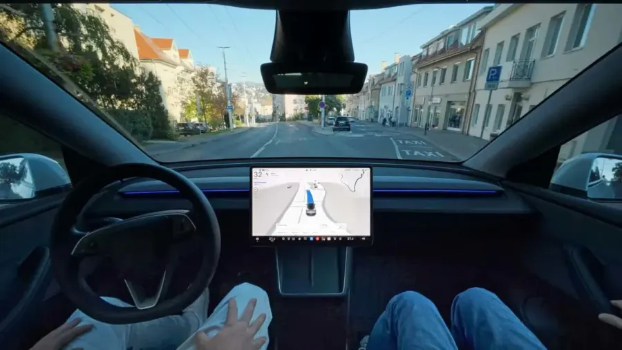 Vecinos de Bratislava ponen a prueba el FSD de Tesla en sus calles más difíciles y requiere ayuda