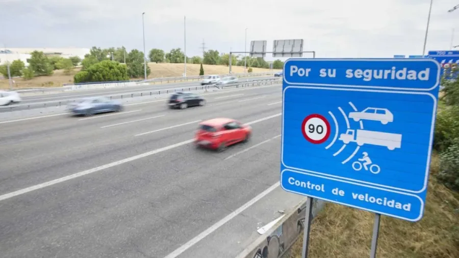 Este radar al que llaman 'sorpassómetro' no solo está diseñado para detectar la velocidad de los vehículos, también es capaz de detectar adelantamientos ilegales