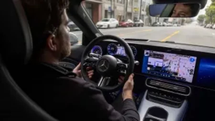 Mercedes cambia el rumbo del coche autónomo: así funciona su nuevo sistema para conducir por ciudad sin tocar el volante