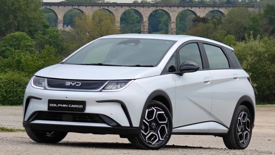 El BYD Dolphin se convierte en una furgoneta eléctrica con 570 km de autonomía y más de 1.000 litros de carga