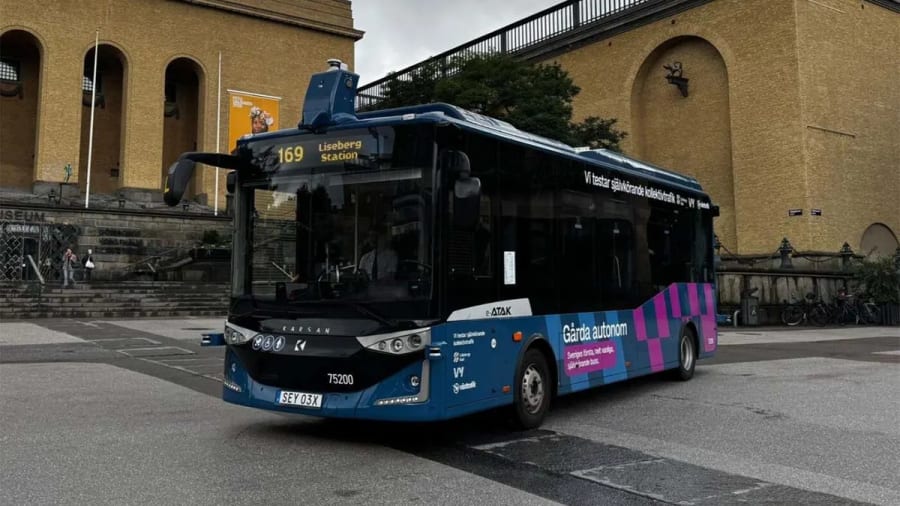 Un autobús autónomo eléctrico choca con un tranvía en su primer día con pasajeros en Gotemburgo