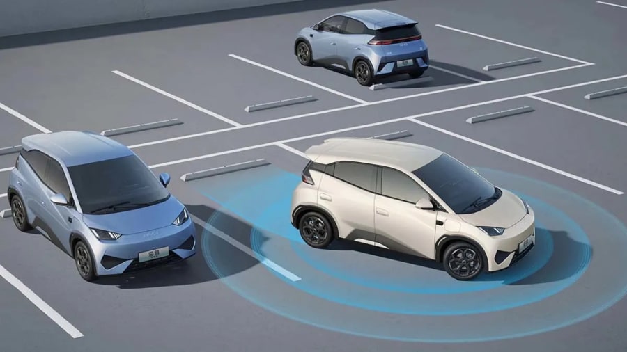 Los BYD aparcan mejor que tú: rozan la carrocería un 86% menos que los humanos