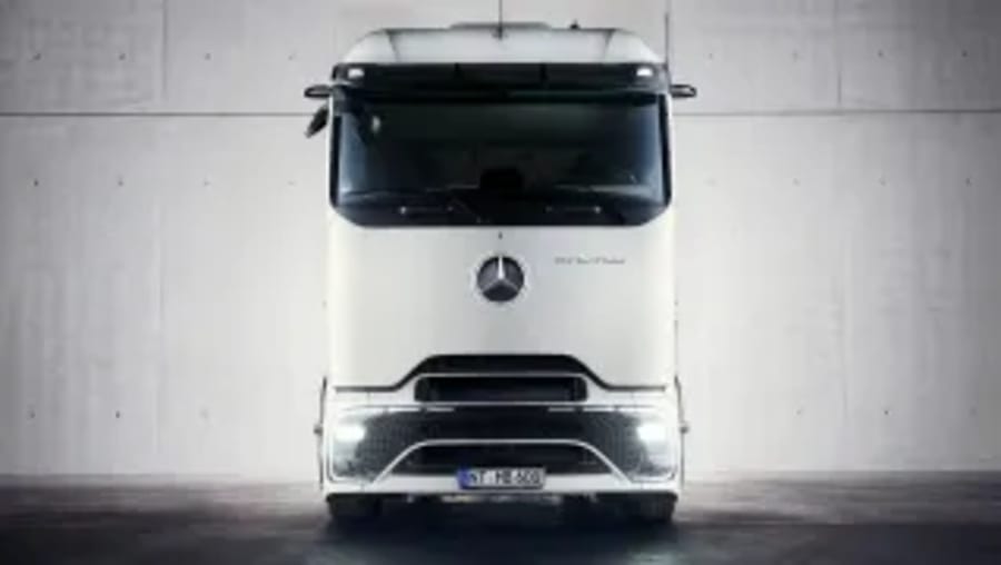 Con 500 km de autonomía y 24 toneladas de capacidad de carga, Mercedes presenta su camión eléctrico más importante para decir adiós a los diésel