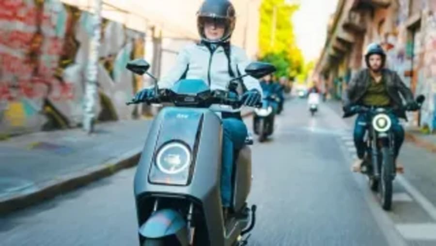 NIU afronta junio con matricula y seguro gratis para su scooter más versátil, y descuentos de hasta 800 euros en su gama de motos eléctricas