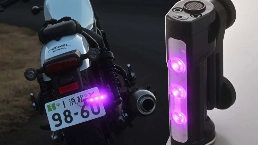 Japón crea la baliza que España olvidó: una luz de emergencia válida para motos