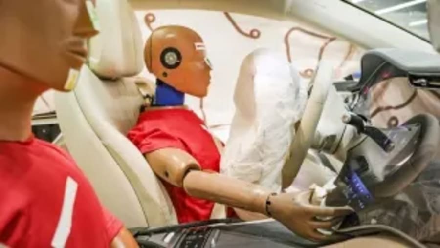 Las mujeres tienen un 60% más de riesgo de sufrir lesiones en accidentes de coches que los hombres, según investigadores austriacos