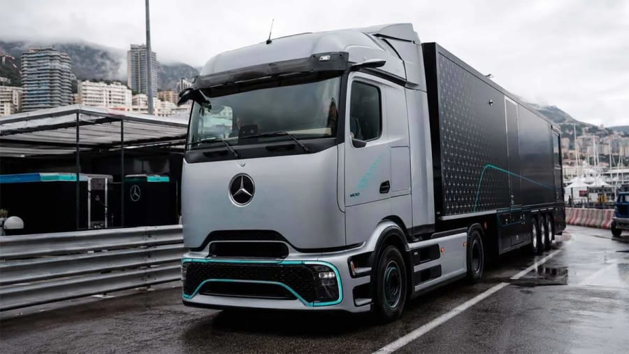 El equipo Mercedes de la Fórmula Uno apuesta por el uso de camiones eléctricos