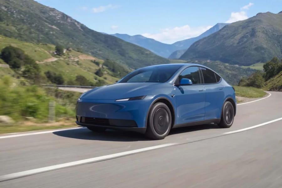Tesla lanza un nuevo color azul para el Model Y en Europa: así es el Coastal Blue