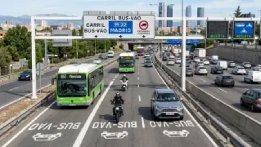 ¿Qué es un carril VAO? Estos son los coches que pueden circular por él