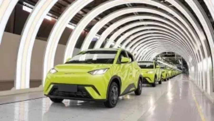 China sigue 'derrumbando' los precios de sus coches eléctricos que caen casi un 10% en sólo un año