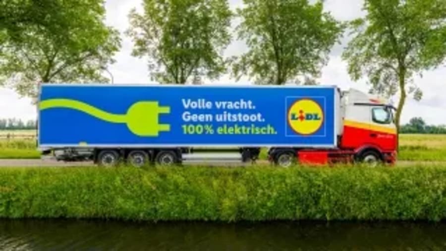 Lidl y su apuesta total por los camiones eléctricos: suministro exclusivo en sus 440 supermercados 3 años antes de lo previsto